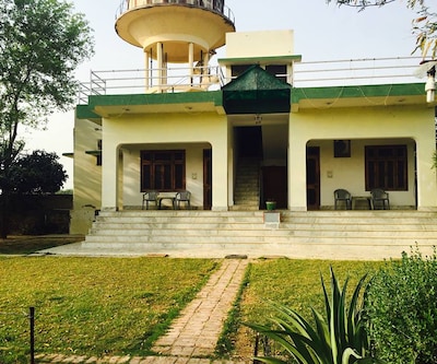 Hotel Dhanraj Palace