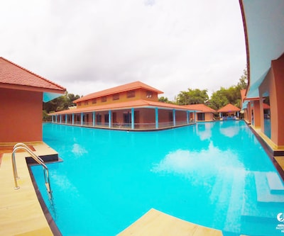 SAJ Earth Resort (0.5 KMS To Airport)