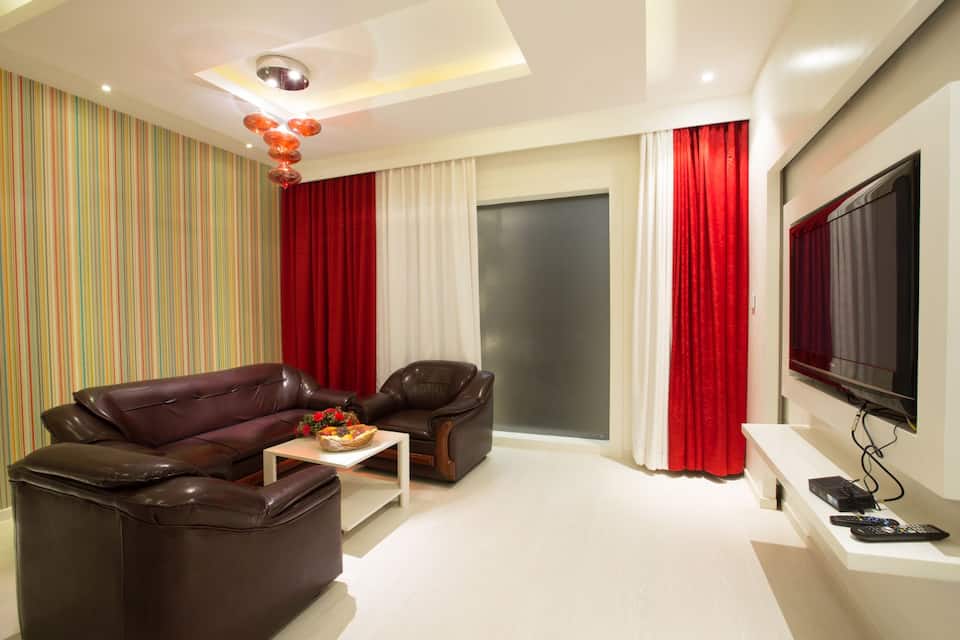 Poppys Executive Suite Living Room