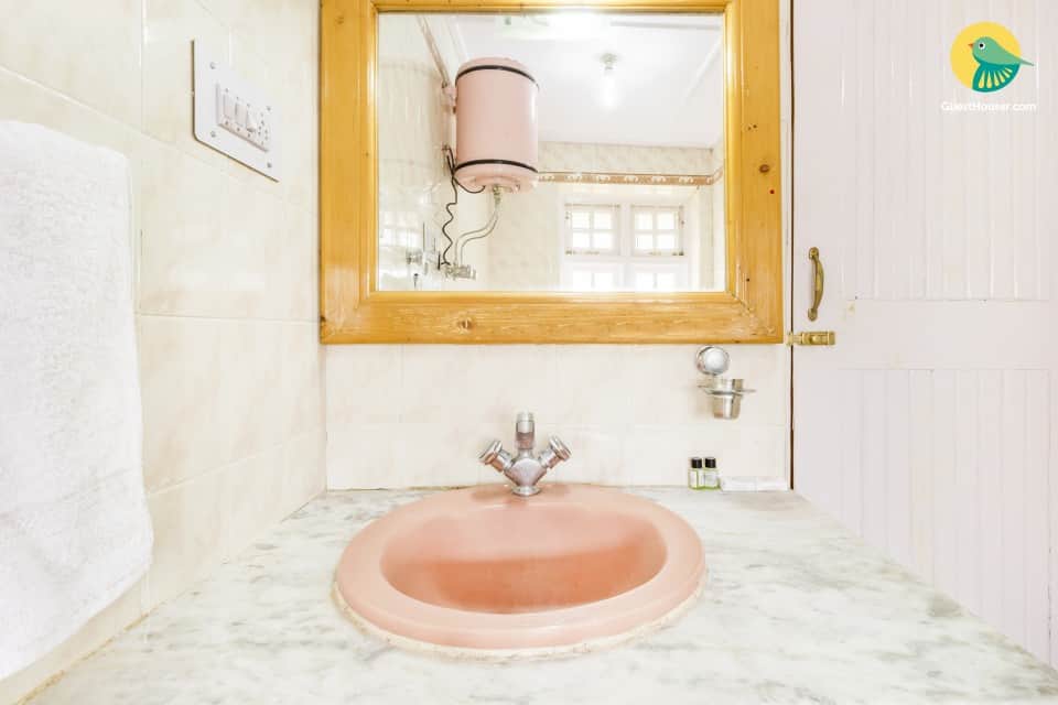 Well-furnished cottage with a homely touch, near Nehru Kund