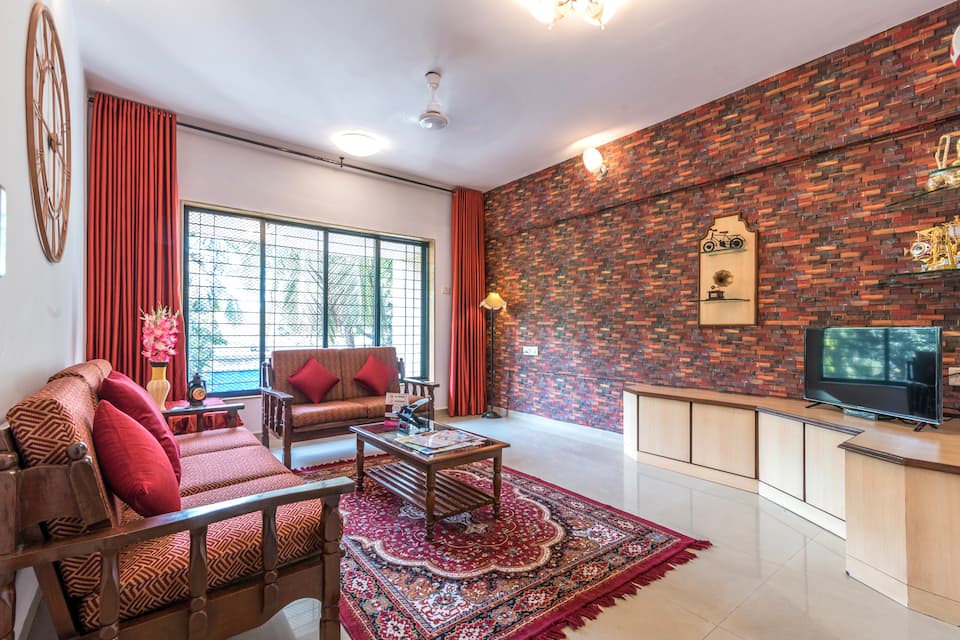 Vintage Styled 2 Bhk Apartment In Mumbai Book Room Night