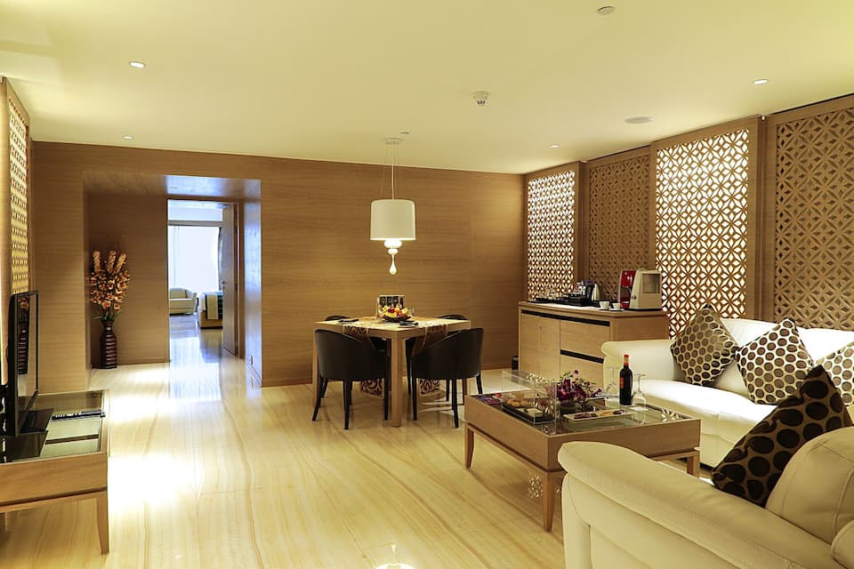 Neptune Suite City Facing