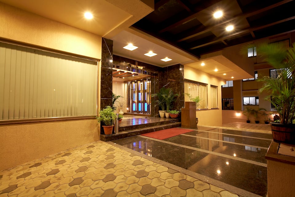 HOTEL ENTRANCE SIDE VIEW