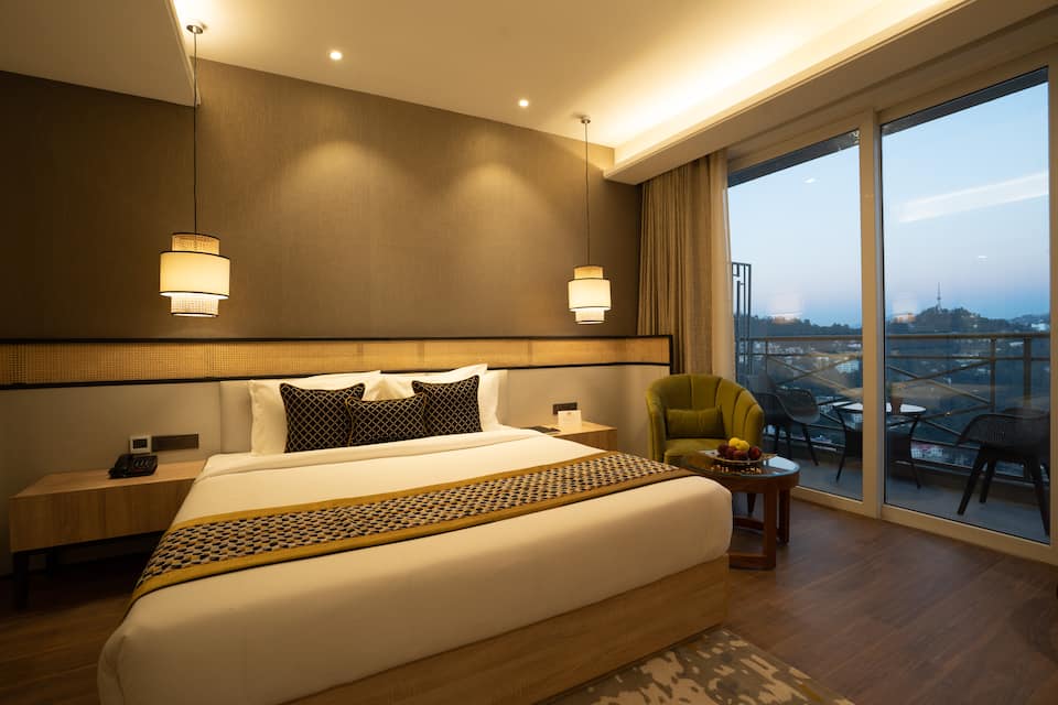 Club Room with Balcony
