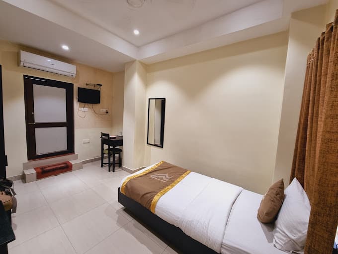 DELUXE ROOM