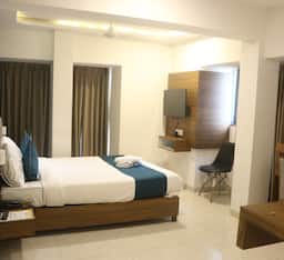 DELUXE DOUBLE ROOM