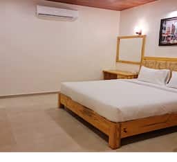 Super Deluxe Chalet (Minute Walk to the Beach)