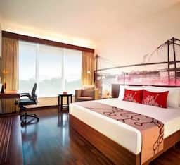 Superior room city view king bed