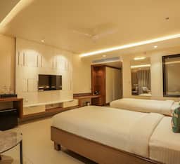 Premium Twin-Bed Room