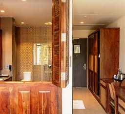 La Bougainvillea with Bathtubs