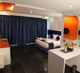1 Queen Bed Non-Smoking Room