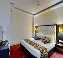 Club Room (Couple Friendly)