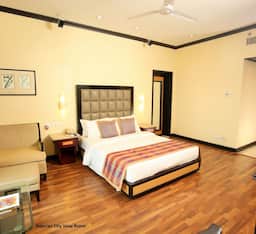01Superior Room King Bed
