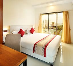 Luxury One Bedroom Apartment With Kitchenette And Living Room