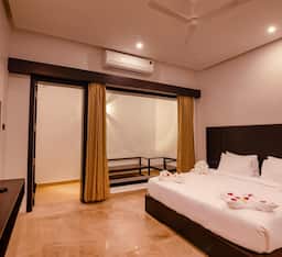 Club Room with Jacuzzi