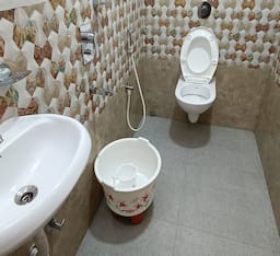 Deluxe Double Bedded AC Room