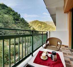 Club Room with balcony with city view