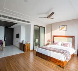 Deluxe King Room