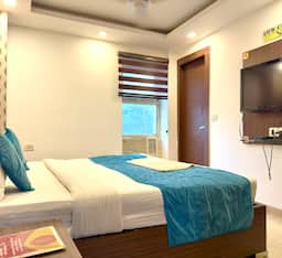 Compact double or Twin bed AC Room ( Local ID also accepted)