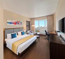 01Deluxe Room City View King Bed
