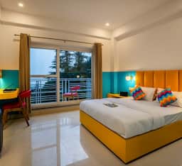 Deluxe Private Room with Balcony and Ensuite Bathroom