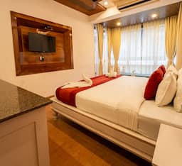 DELUXE ROOM