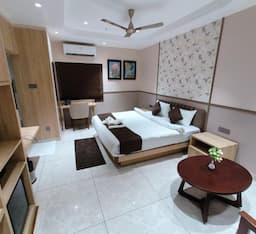 Elegant Club Room