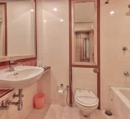 Regency Room with Bathtub (Private Balcony with Full Valley View)