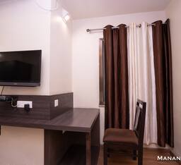 DELUXE DOUBLE BED ROOM