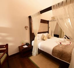 Presidential Pool Suite