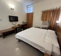 Semi Deluxe Twin Bed Room