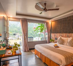 Deluxe Cottage with Pool View