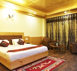 Deluxe Pine Room
