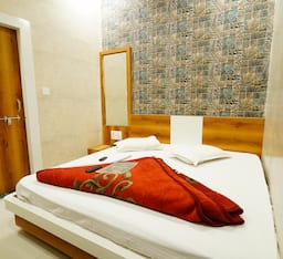 DELUXE Double Bed Non AC. Room