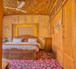 Heritage Luxury Room in HouseBoat