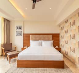 Prominent Classic Room with Green View