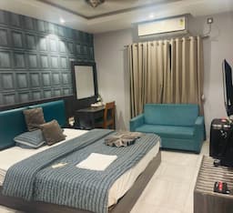 EXECUTIVE 3 BEDDED ROOM