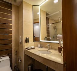 Deluxe King Room with City View