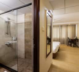 Deluxe Twin-Bed Room