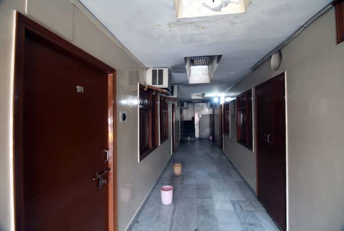 Hotel Vimal In Agra Book Room Night Delhi ganesh prakash raj surveen chawla manobala thambi ramayya iniya vishakha singh singampuli 'chiyaan' vikram soori panchu subbu. travelguru