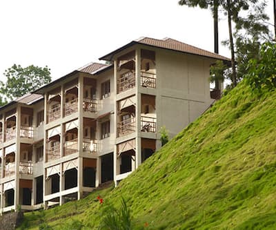 https://imgcld.yatra.com/ytimages/image/upload/t_hotel_yatra_city_desktop/v0153424879/Hotel/Munnar/00000385/Tc_1_sgOSjP.jpg