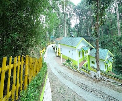 https://imgcld.yatra.com/ytimages/image/upload/t_hotel_yatra_city_desktop/v0839026907/Hotel/Munnar/00007088/woodpecker_resort_1__RdWd0w.jpg