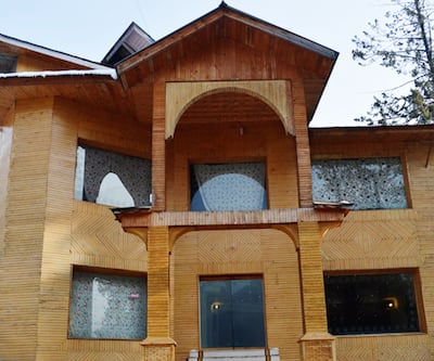 https://imgcld.yatra.com/ytimages/image/upload/t_hotel_yatra_city_desktop/v1487561779/Hotel/Pahalgam/00007935/Over_view_DEAkMJ.jpg