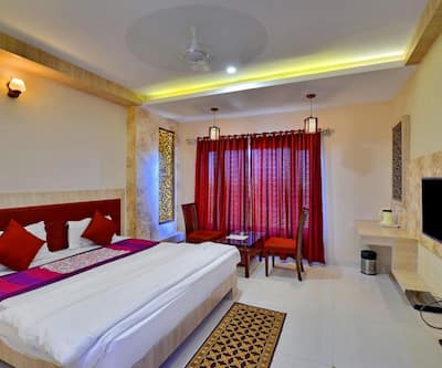 https://imgcld.yatra.com/ytimages/image/upload/t_hotel_yatra_city_desktop/v1488783397/Hotel/Bhopal/00079299/Executive_Room_ODNpJb.jpg