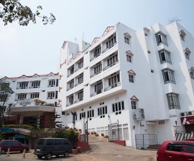 https://imgcld.yatra.com/ytimages/image/upload/t_hotel_yatra_city_desktop/v1490074393/Hotel/Shillong/00000916/Facade_(2)_q9sCBJ.jpg