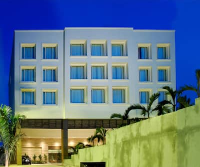 https://imgcld.yatra.com/ytimages/image/upload/t_hotel_yatra_city_desktop/v1491465683/Hotel/Chennai/00084804/Overview_YQQi4u.jpg