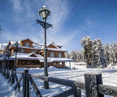 https://imgcld.yatra.com/ytimages/image/upload/t_hotel_yatra_city_desktop/v1493276587/Hotel/Gulmarg/00001979/Exterior_-_Winter_(1)_a8dL99.jpg