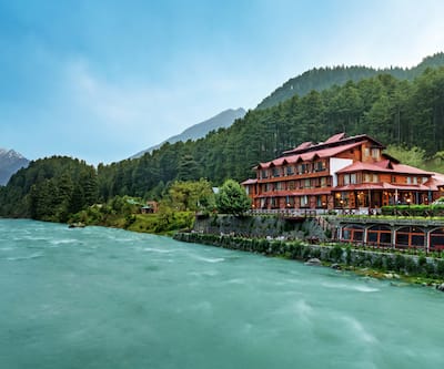 https://imgcld.yatra.com/ytimages/image/upload/t_hotel_yatra_city_desktop/v1493281910/Hotel/Pahalgam/00001976/Outdoor_View_jnm6C7.jpg