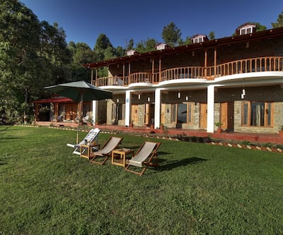 https://imgcld.yatra.com/ytimages/image/upload/t_hotel_yatra_city_desktop/v1493795397/Hotel/Kausani/00001661/Outdoor_Sitting_Area_NSFE4x.jpg