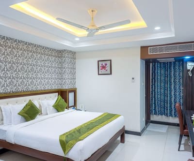 https://imgcld.yatra.com/ytimages/image/upload/t_hotel_yatra_city_desktop/v1494507222/Hotel/Vijayawada/00080821/1_Oak_King_01_veKHXU.jpg